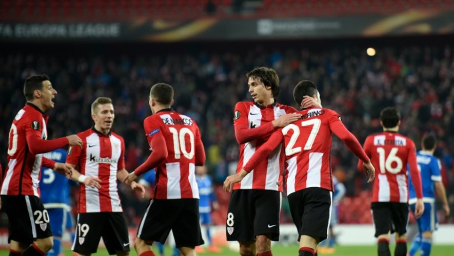 Les joueurs de l'Athletic Bilbao célèbrent le but de Sabin Merino en 16e de finale retour d'Europa League contre l'Olympique de Marseille, le 25 février 2016 à Bilbao