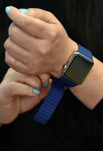 Une cliente essaie une Apple Watch dans un magasin à Sydney, le 10 avril 2015