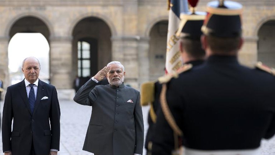 Le Premier ministre indien Narendra Modi (d) et le ministre français des Affaires étrangères Laurent Fabius , dans la cour des Invalides à Paris le 10 avril 2015