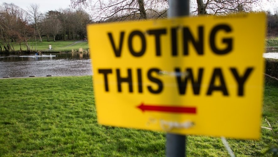 Une affiche indique la direction d'un bureau de vote à Dublin, en Irlande, le 26 février 2016