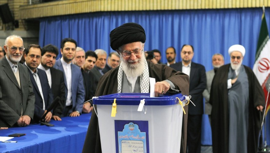 Photo diffusée par un site officiel iranien le 26 février 2016 montrant le guide suprême iranien, l'ayatollah Ali Khamenei, voter à Téhéran