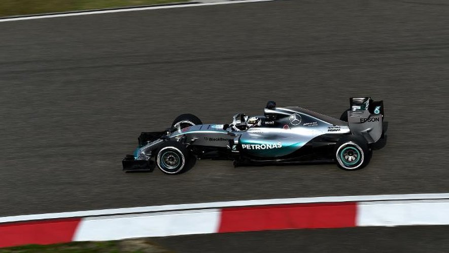 La Mercedes-AMG pilotée par le champion du monde britannique Lewis Hamilton domine la 2e séance d'essais libres du Grand Prix de Chine, le 10 avril 2015 à Shanghai
