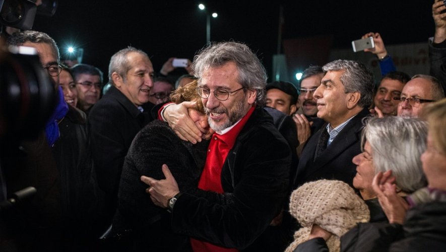 Le rédacteur en chef du journal turc Cumhuriyet, Can Dündar, à sa sortie de prison le 26 février 2016 à Istanbul