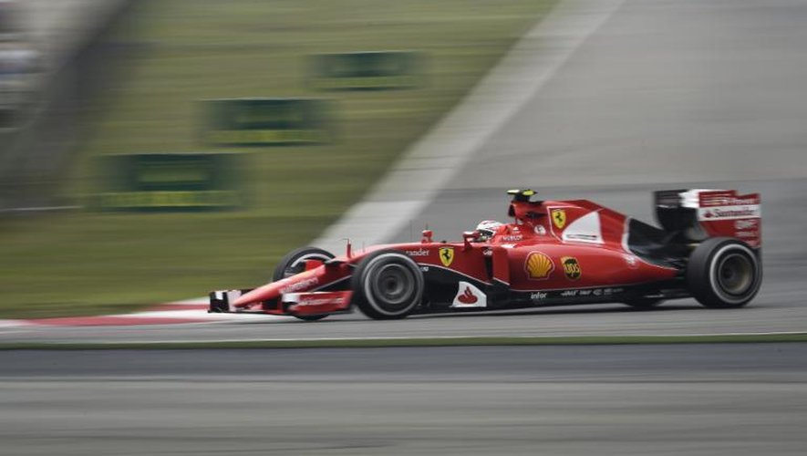 Le pilote finlandais Kimi Räikönen au volant de sa Ferrari, lors de la 2e séance d'essais libres du GP de Chine à Shanghai, le 10 avril 2015