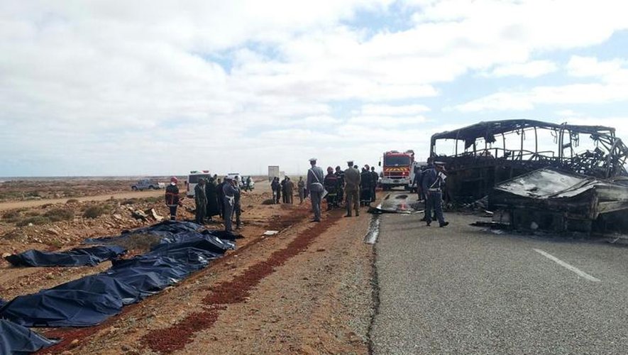 Un bus est entré en collision avec un camion avant de prendre feu à Tan-Tan au Maroc le 10 avril 2015 tuant au moins 33 personnes