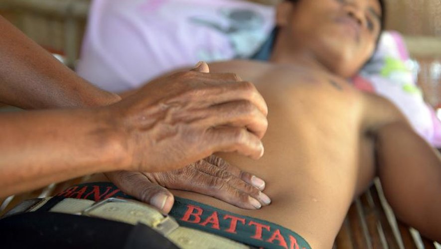 Un patient cambodgien examiné par un médecin sans diplôme le 27 février 2015 dans un village de la province de Kampong Speu