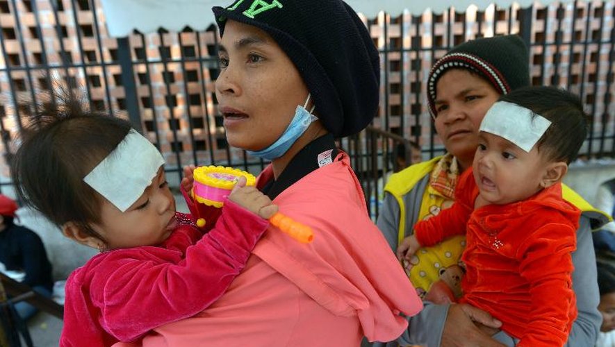 Des Cambodgiennes et leurs bébés font la queue devant l'hôpital Kantha Bopha de Phnom Penh le 13 février 2015