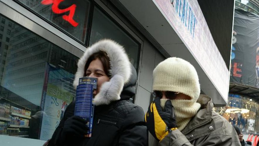 Des passants frigorifiés à Times Square, à New York, le 31 décembre 2013
