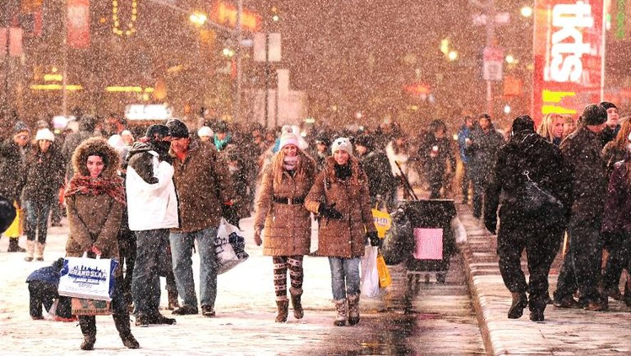 Des passants sous la neige le 2 janvier 2014 Times Square à Brodway