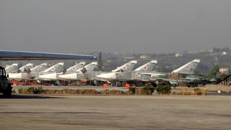 Des avions russes dans la base militaire russe de Hmeimim dans la province de Lattaquié au nord-ouest de la Syrie le 16 février 2016