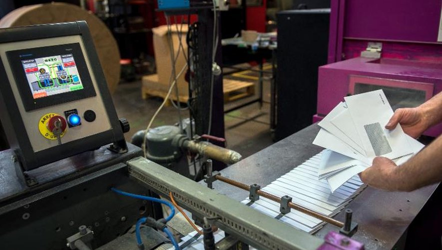Un employé travaille dans l'usine de fabrication d'enveloppes Pocheco, le 7 avril 2015 à Forest-sur-Marque, dans le Nord