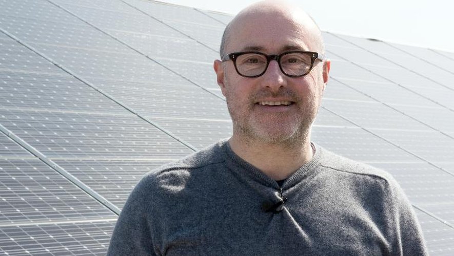 Emmanuel Druon, président et propriétaire de l'entreprise Pocheco devant le toit recouvert de panneaux solaires de son usine, le 7 avril 2015 à Forest-sur-Marque, dans le nord de la France