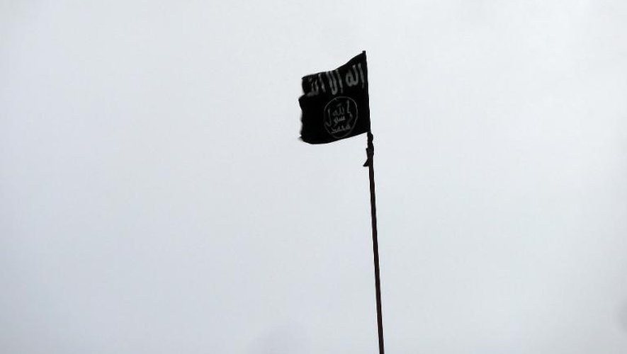 Un drapeau noir, signe de reconnaissance des jihadiste