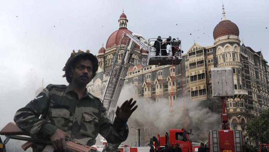L'hôtel Taj Mahal à Bombay après la série d'attentats qui a frappé les sites de luxe de la ville, le 29 novembre 2008