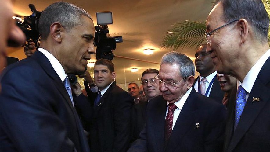 Photo publiée par la présidence panaméenne montrant les présidents cubain Raul Castro (2e à d) et américain Barack Obama (g) se serrant la main devant le chef des Nations unies Ban Ki-moon (d) avant le Sommet des Amériques à Panama le 10 avril 2015