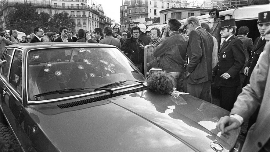 Des policiers autour de la voiture de Jacques Mesrine, le 2 novembre 1979 porte de Clignancourt à Paris