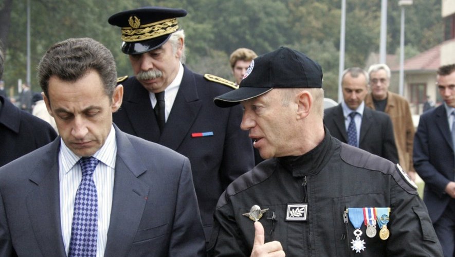 Nicolas Sarkozy et le chef du RAID Jean-Louis Fiamenghi, le 07 octobre 2005 à Bièvres
