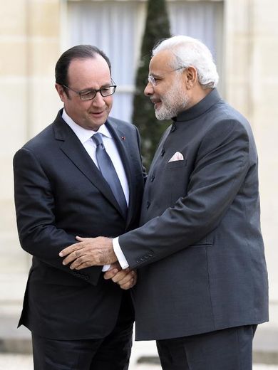 Le Premier ministre indien, Narendra Modi (d), est reçu par le président français François Hollande à l'Elysée le 10 avril 2015
