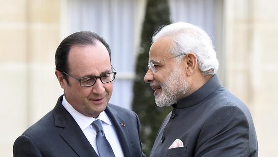 Le Premier ministre indien, Narendra Modi (d), est reçu par le président français François Hollande à l'Elysée le 10 avril 2015