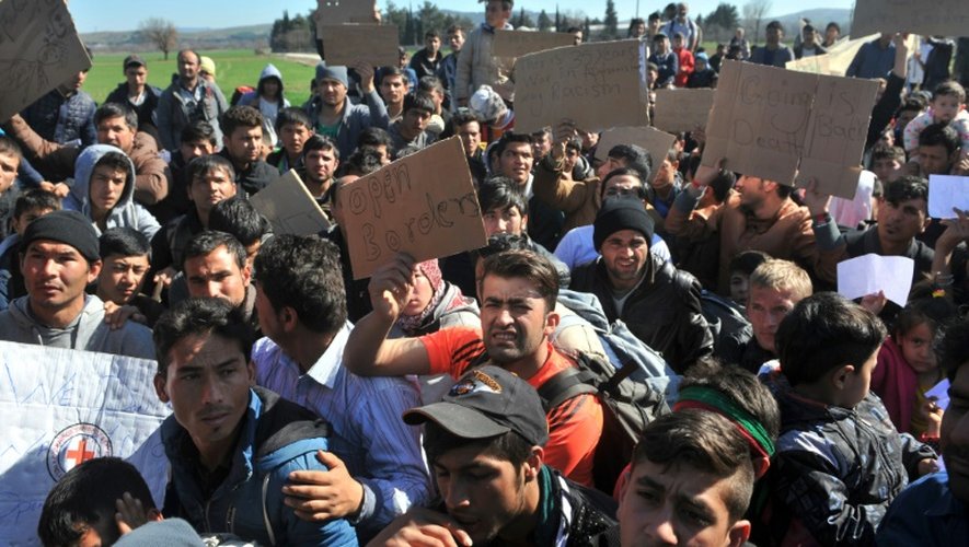 Des réfugiés d'Afghanistan protestent contre la fermeture de la frontière entre la Grèce et la Macédoine le 22 février 2016
