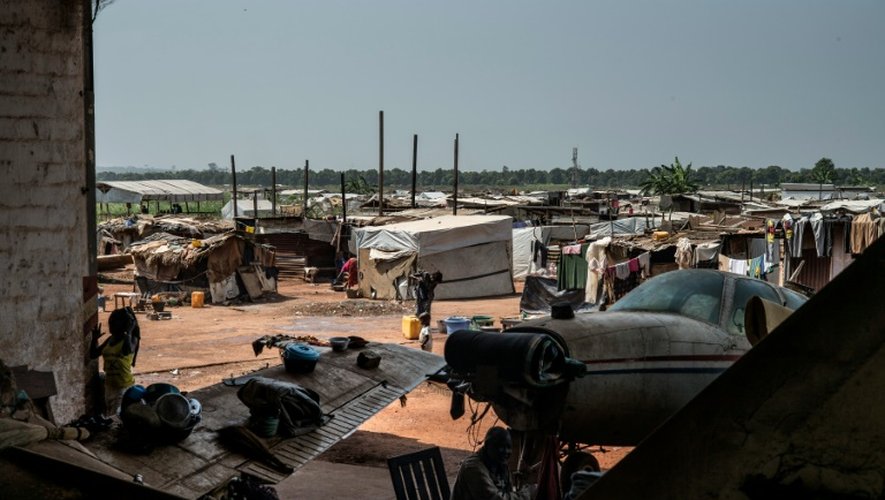 Le camp de déplacés de M'poko de l'aéroport de Bangui, le 7 décembre 2015, où de nombreux cas de violences sexuelles sont déplorés par l'ONU