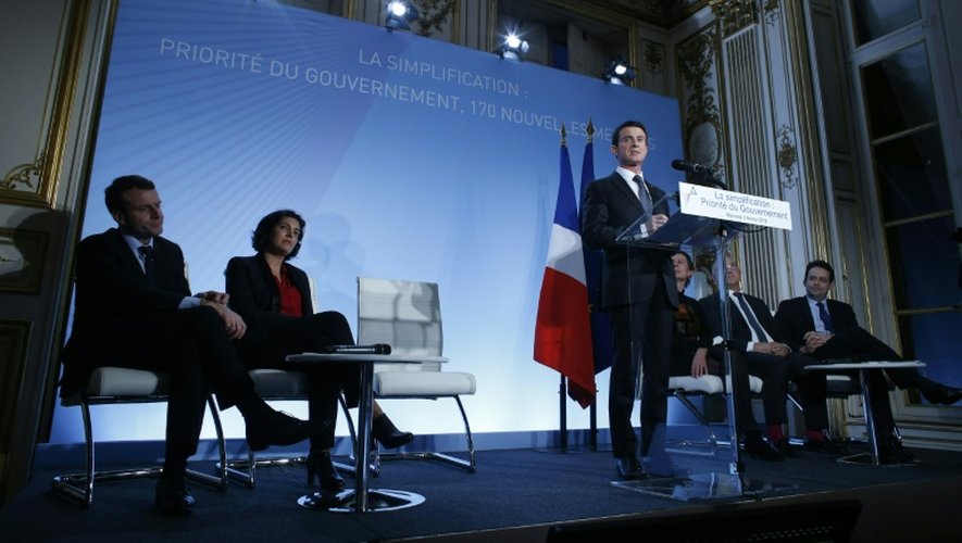 Le ministre de l'Economie Emmanuel Macron (G) et la ministre du Travail Myriam El Khomri (2e en partant de la G) écoutent avec d'autres membres du gouvernement le Premier ministre Manuel Valls à Paris, le 3 février 2016