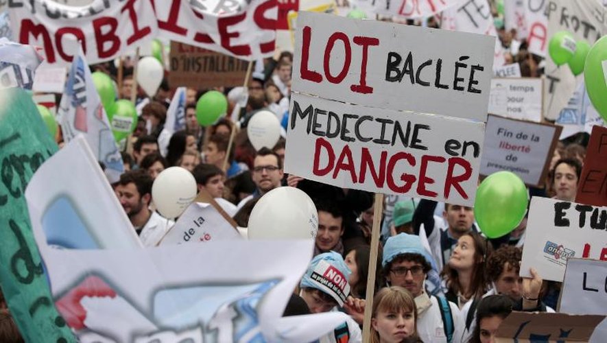 Des dizaines de milliers de médecins et personnels de santé manifestent à Paris contre la "loi santé" le 15 mars 2015