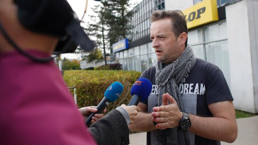 Mickael Wamen, Le responsable CGT de l'usine Goodyear d' Amiens-Nord, le 7 novembre 2013 face aux journaliste devant le siège de Goodyear à Rueil-Malmaison