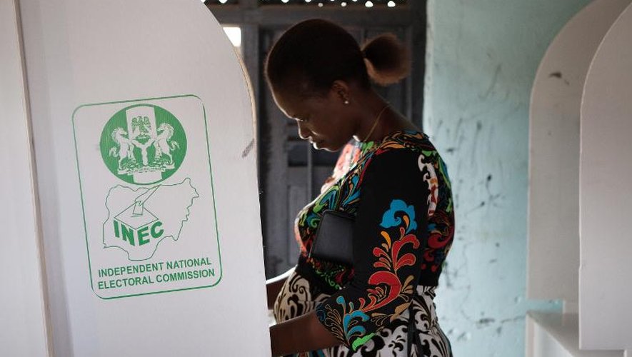 Une femme vote à Port Harcourt au Nigeria, le 11 avril 2015