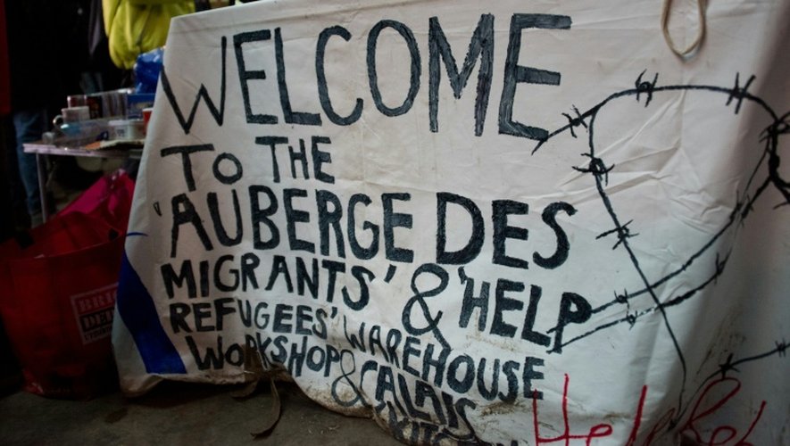 La banderole d'accueil de "l'Auberge des Migrants", le 22 février 2016, dans le hangar de l'association à Calais