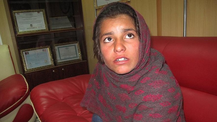 Spozhmai, la fillette de 10 ans que son frère aurait forcée à porter une veste bourrée d'explosifs, le 6 janvier 2014 au poste de police de Lashkar Gah
