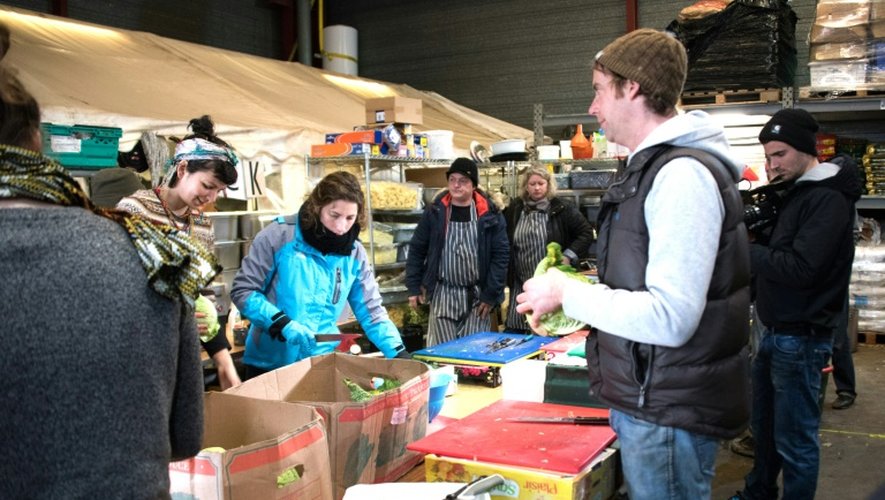 Des bénévoles préparent les repas pour les migrants dans le hangar de "l'Auberge des Migrants", le 22 février 2016 à Calais