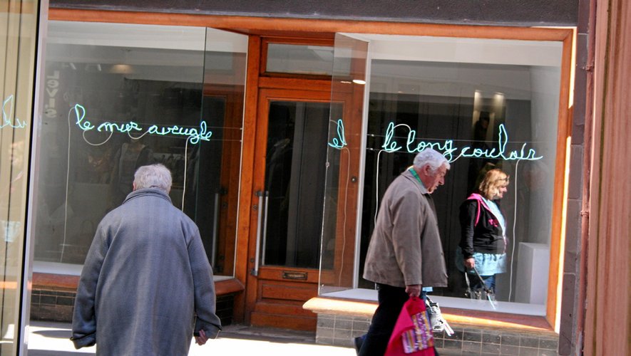 Rue Neuve, l’artiste marque de son empreinte l’ancienne boutique Brossy.