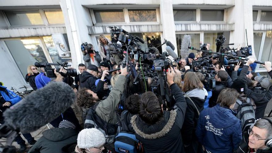 La foule des journalistes devant l'entrée de l'hôpital de Grenoble, le 1er janvier 2014