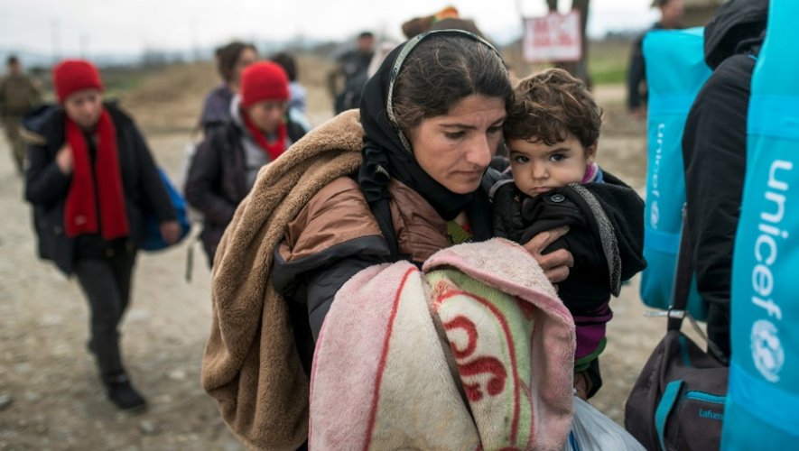 Des migrants irakiens sont refoulés à la frontière entre la Macédoine et la Grèce, faute de papiers d'identité valides, le 26 février 2016