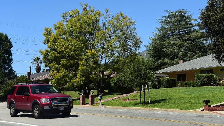 Une voiture passe le 8 avril 2015 devant les pelouses verdoyantes des maisons de La Canada Flintridge, une municipalité du comté de Los Angeles, durement touché par la sécheresse