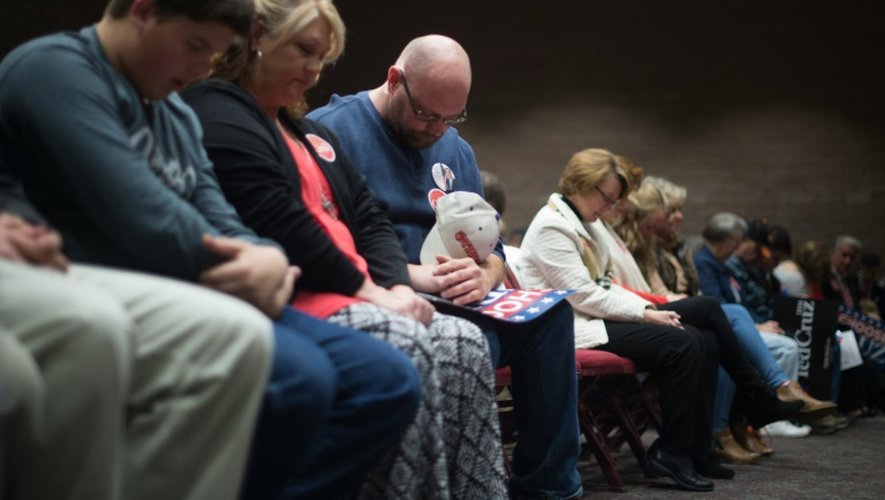 Des partisans de Ted Cruz prient pendant la campagne du candidat républicain à Anderson en Caroline du Sud