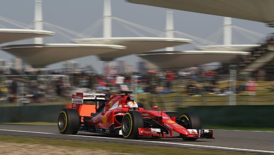 L'Allemand Sebastian Vettel au volant de sa Ferrari cravache lors des qualifications pour le Grand Prix de Chine, sur le circuit de Shanghai, le 11 avril 2015