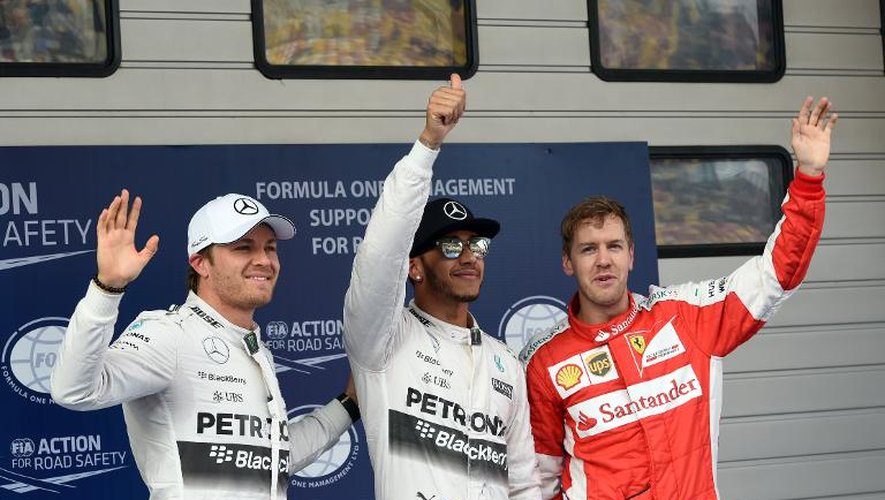 Le pilote Mercedes Lewis Hamilton, auteur de la pole, entouré par son coéquipier Nico Rosberg (2e) et Sebastian Vettel (3e) de Ferrari, à l'issue des qualifications pour le GP de Chine, le 11 avril 2015