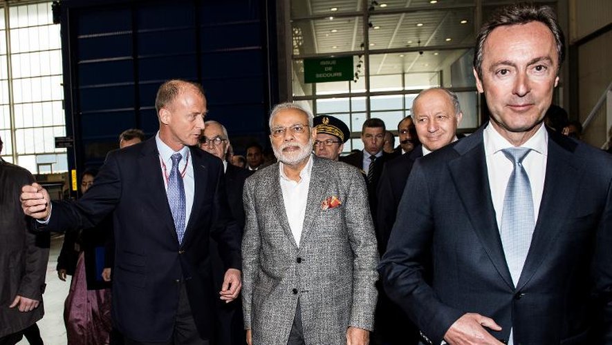De g à d: Thomas Enders, patron du Groupe Airbus, le Premier ministre indien Narendra Modi, le ministre Laurent Fabius et le directeur exécutif d'Airbus Fabrice Brégier, lors de la visite de la ligne d'assemblage de l'Airbus A380 à Blagnac, le 11 avril 2015