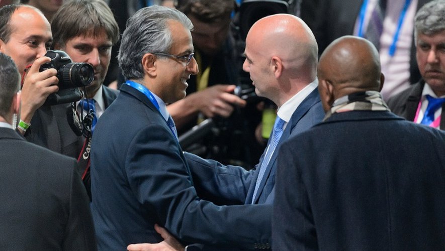 Le Cheikh Salman, candidat malheureux à la présidence de la Fifa, félicite le président élu Gianni Infantino, le 26 février 2016 à Zurich