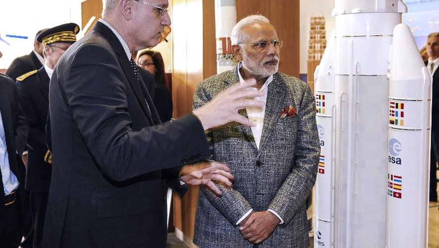 Le Premier ministre indien Narendra Modi (d) écoute les explications du président du Centre national d'études spatiales (CNES) Jean-Yves Le Gall, au siège de l'établissement, à Toulouse, le 11 avril 2015