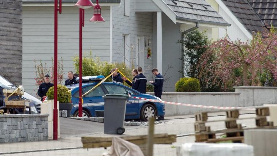 Des gendarmes à côté de la maison où ont été retrouvés morts trois enfants d'une même famille, le 11 avril 2015 à Schlierbach, dans le Haut-Rhin