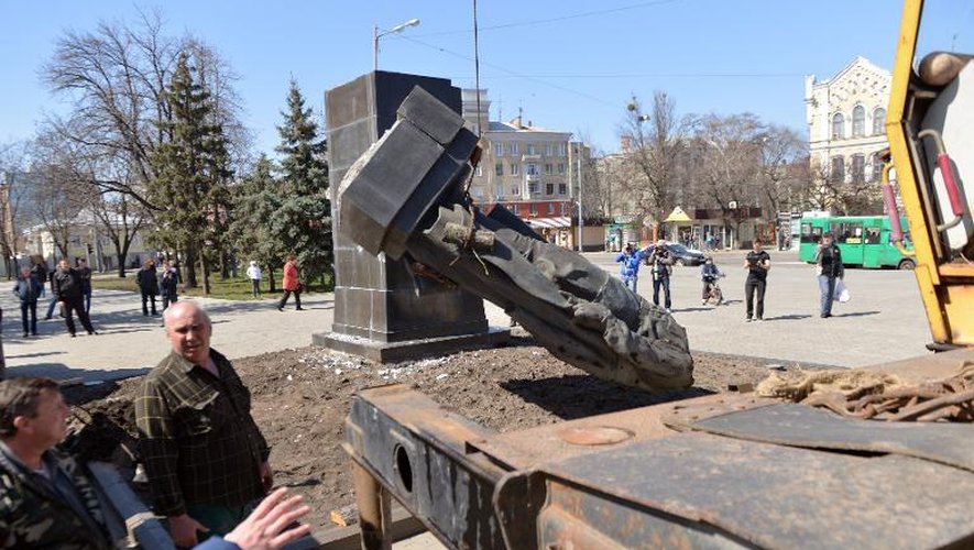 Statue de Nikolaï Roudnev, une figure de l'ère bolchevique, déboulonnée par des jeunes encagoulés dans la ville ukrainienne de Kharkiv, le 11 avril 2015