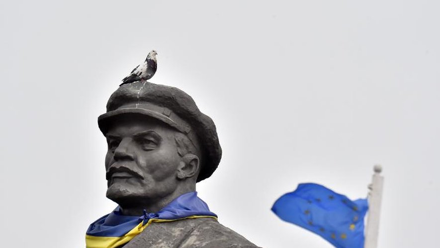 Une statue de Lénine affublée d'un foulard aux couleurs de l'Ukraine et escortée d'un drapeau de l'Union européenne, le 12 mars 2015 près de la ville de Slavyanks, dans la région de Donetsk