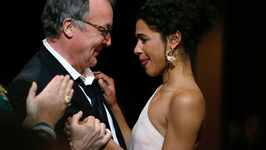 L'actrice Zita Hanrot félicitée par le réalisateur Philippe Faucon après avoir obtenu le César du meilleur film pour "Fatima", le 26 février 2016 à Paris
