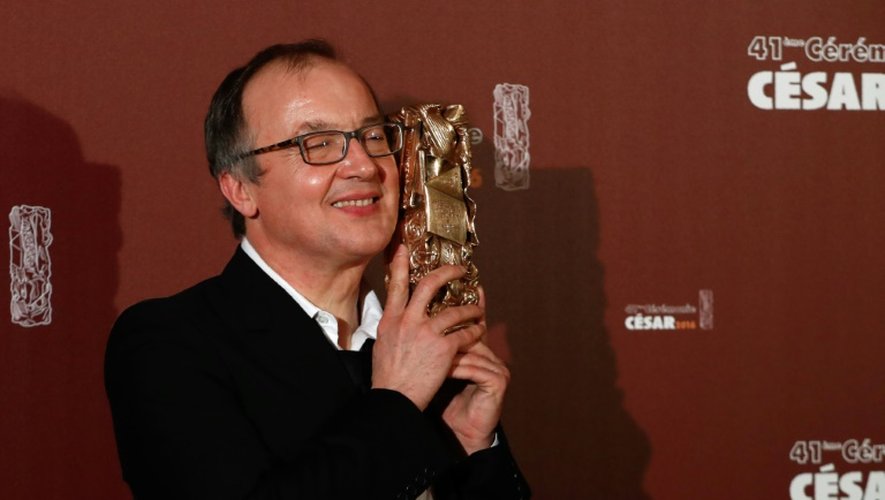 Philippe Faucon avec le César du meilleur film pour "Fatima" le 26 février 2016 à Paris