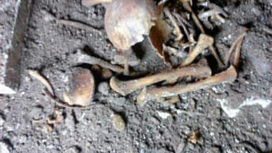 Les ossements étaient enfouis sous une dalle, à 50 cm de profondeur.