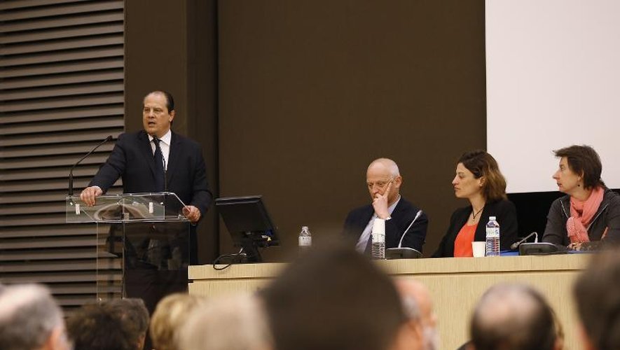 Le premier secrétaire du PS Jean-Christophe Cambadélis (g) durant une réunion à l'Assemblée nationale à Paris, le 11 avril 2015