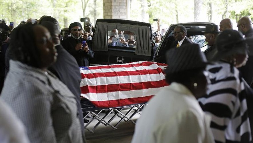 Le cercueil de Walter Scott arrive aux funérailles organisées à Summerville, le 11 avril 2015